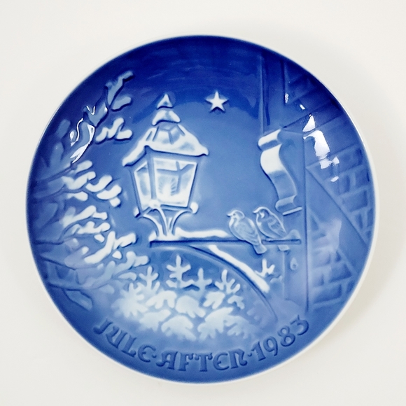 1983 B&G Bing and Grondahl "Christmas in the Old Town" Collectable Plate - Picture 2 of 4